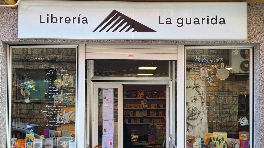 Los lectores más jóvenes de Cercedilla inspiran el escaparate premiado de la librería La Guarida