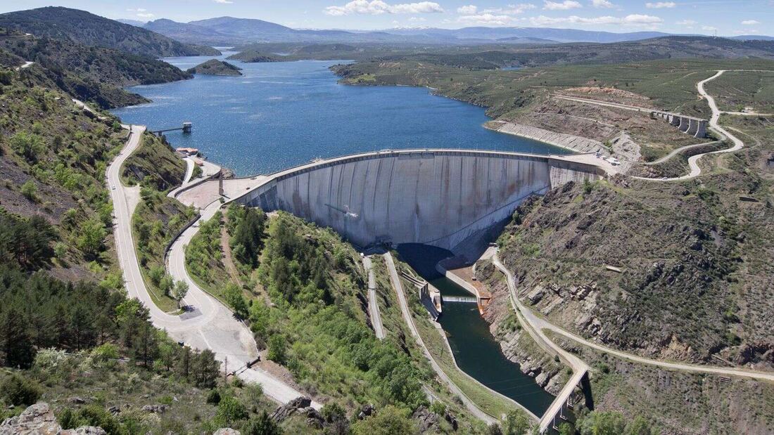 El embalse de El Atazar desembalsa por tercera vez en su historia tras alcanzar su capacidad máxima
