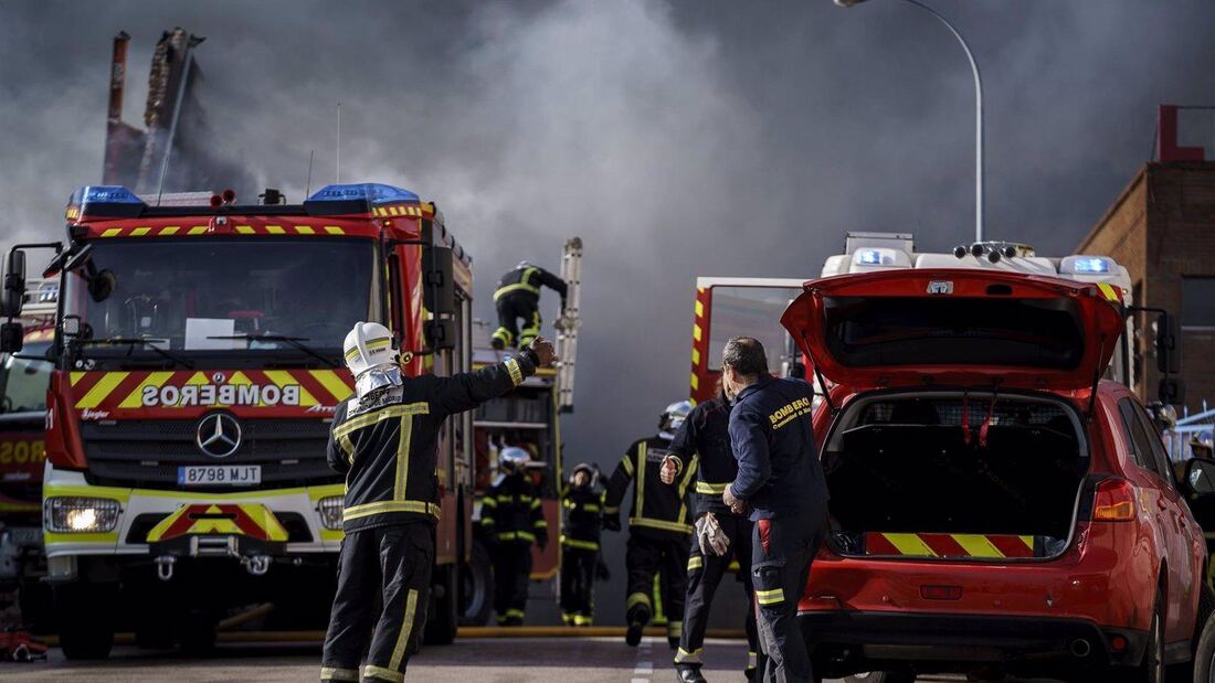 Incendio en el polígono de Meco destruye tres cabezas tractoras y nueve vehículos