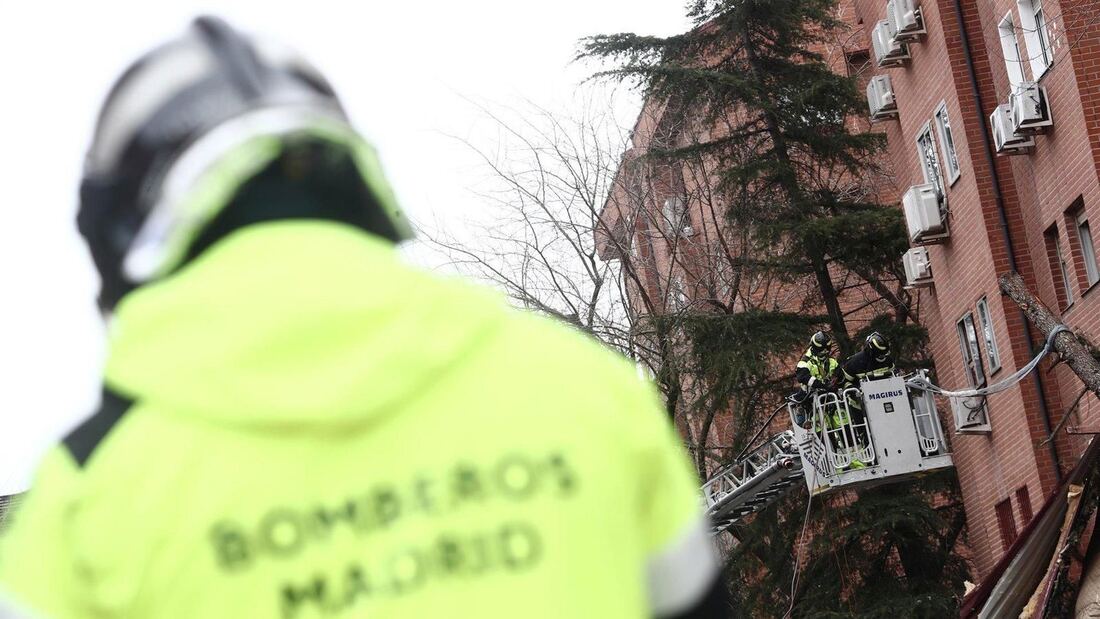 Los bomberos sofocan un incendio en una vivienda del distrito de Chamartín