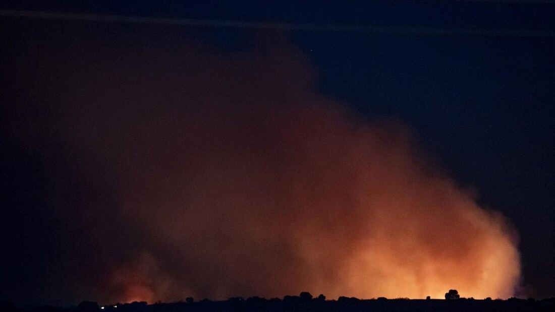 Desalojados medio centenar de vecinos de Navalcarnero por el incendio originado en Toledo