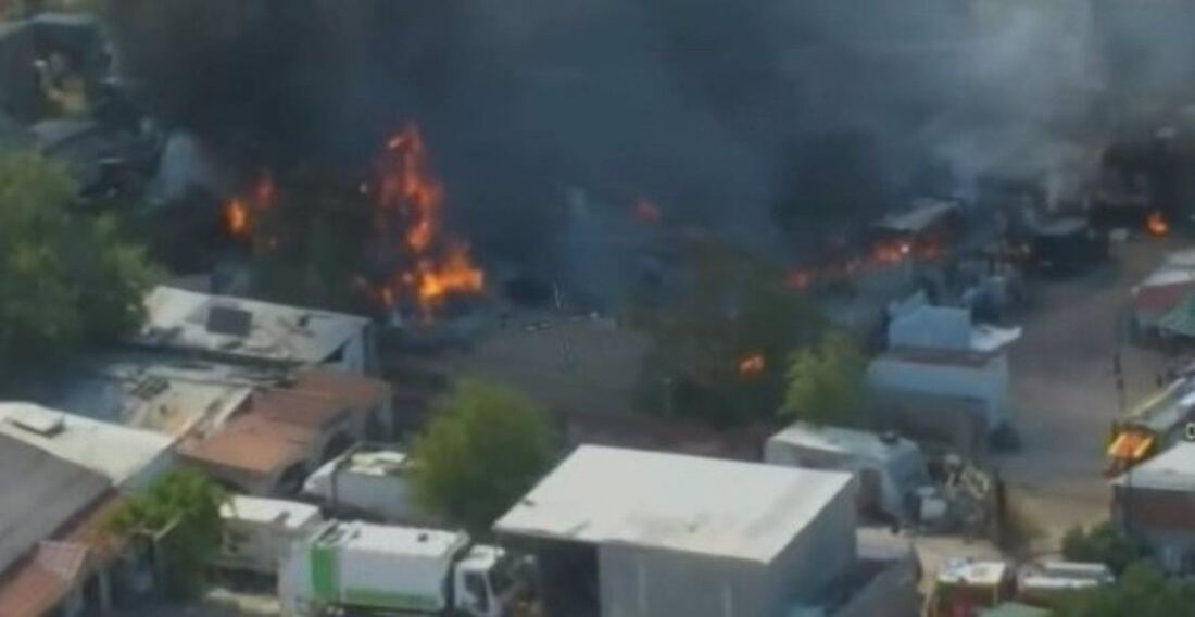 Controlado un incendio en una parcela con chatarra en San Fernando de Henares