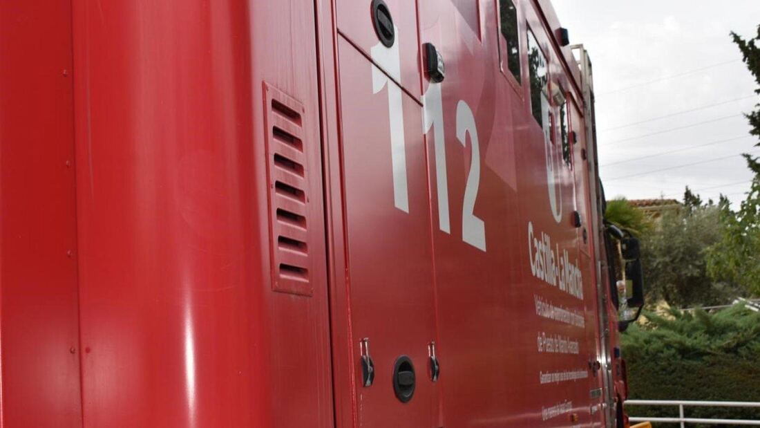 Un accidente de un camión portacoches bloquea la A-2 hacia Madrid en Torremocha del Campo