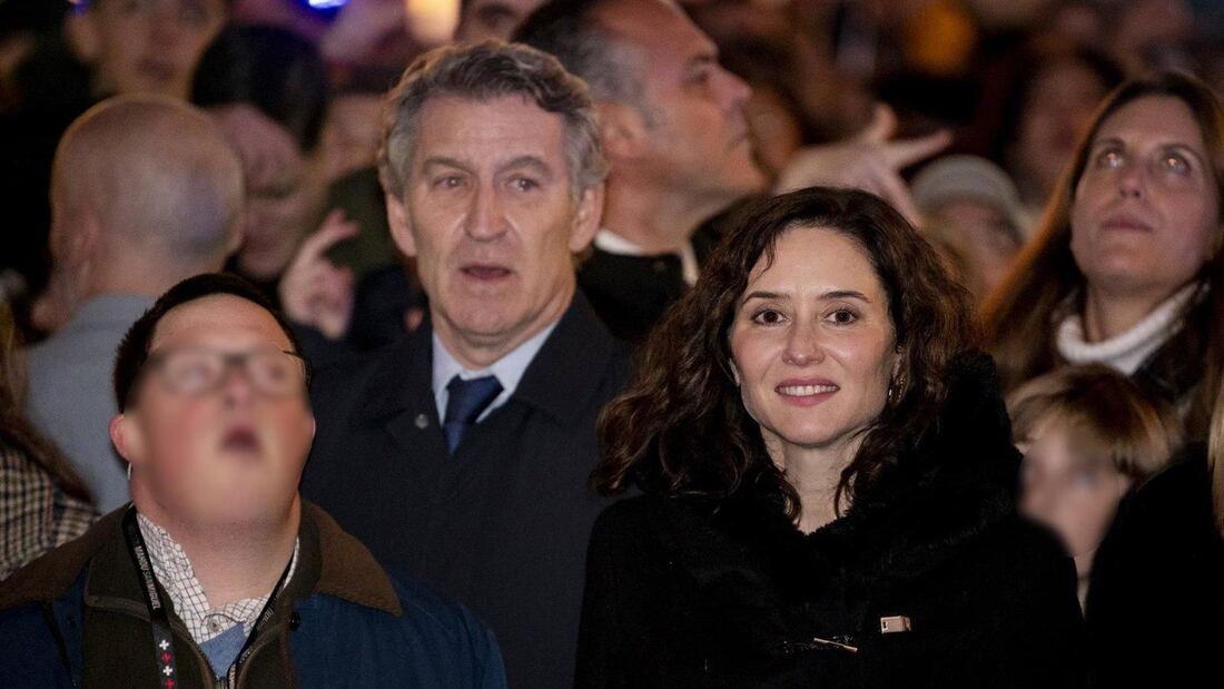 Ayuso felicita la Navidad con un concierto de Hakuna en la Puerta del Sol