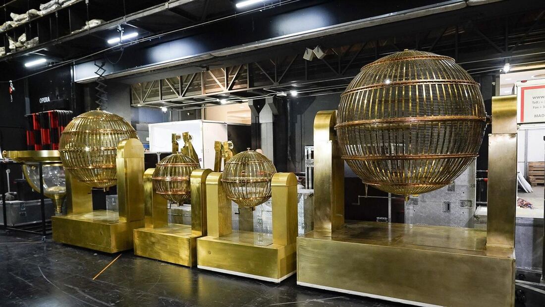 Los bombos de la lotería de Navidad llegan al Teatro Real