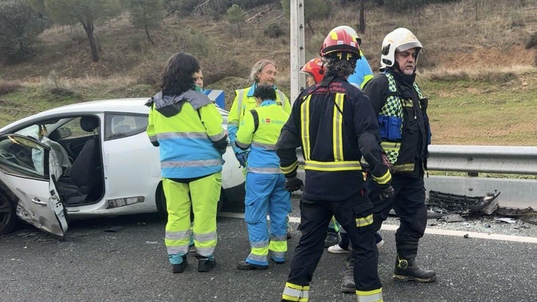 Tres heridos, uno grave, tras choque frontolateral entre dos vehículos en la M-501 en Navas del Rey