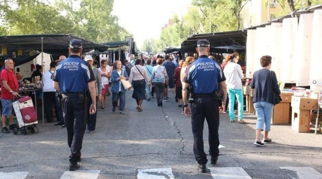 La Policía ha incautado varios productos perecederos de supermercados en mercadillo local de Villa de Vallecas