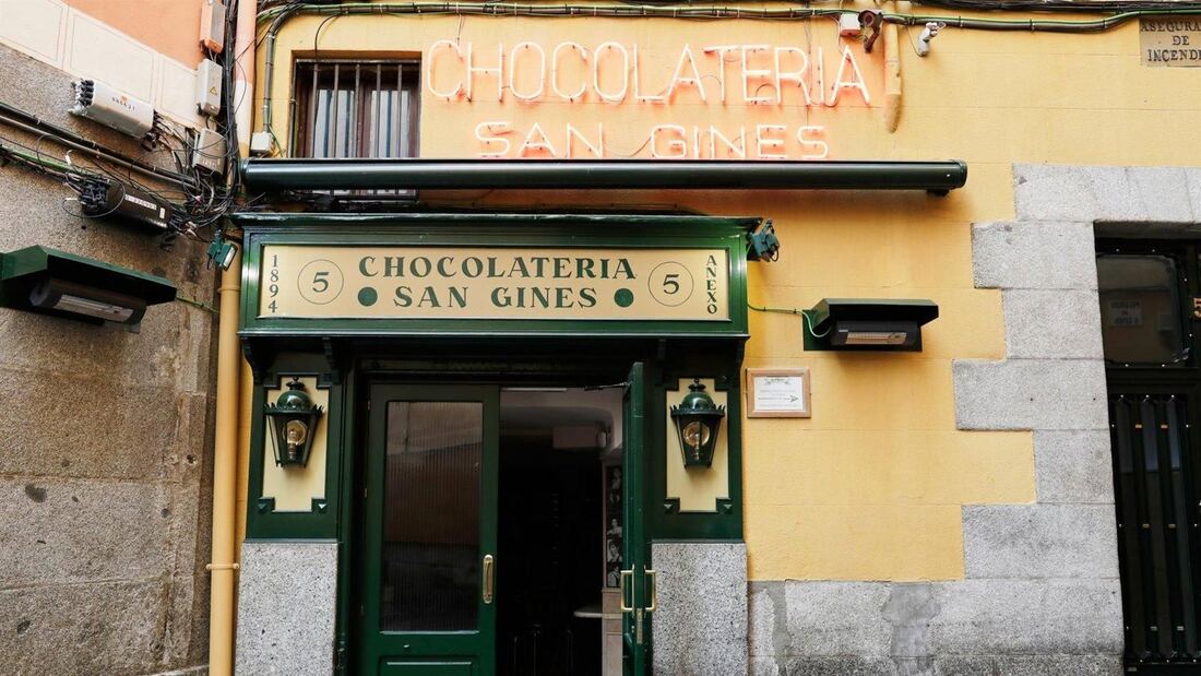 San Ginés reúne a miles de madrileños para estrenar el año con chocolate y churros