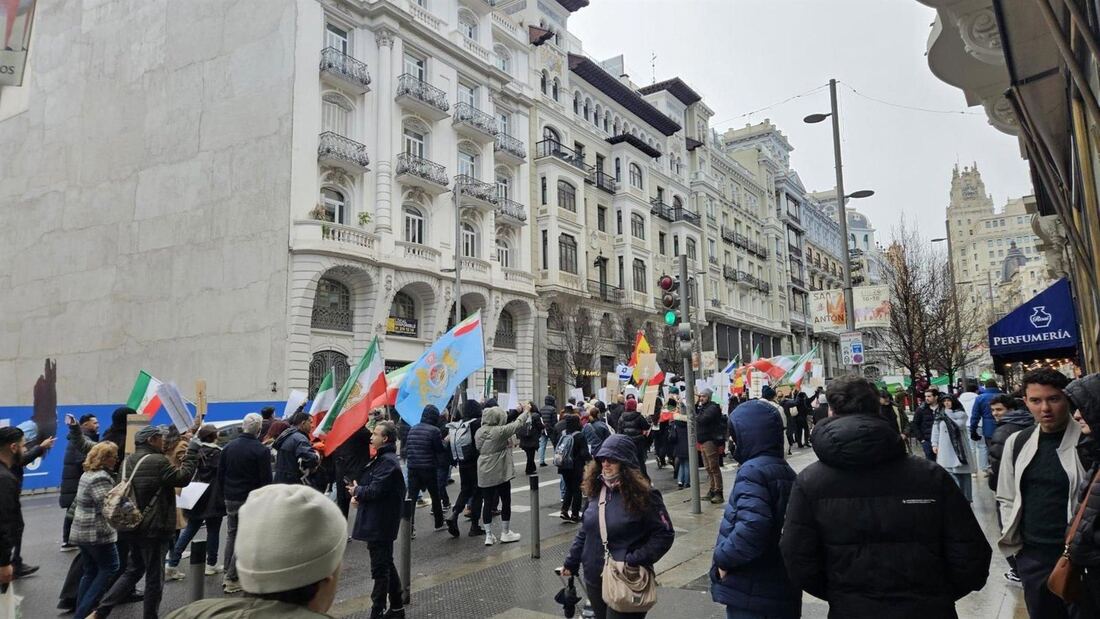 Simpatizantes del hijo del sah marchan por Madrid contra las autoridades iraníes