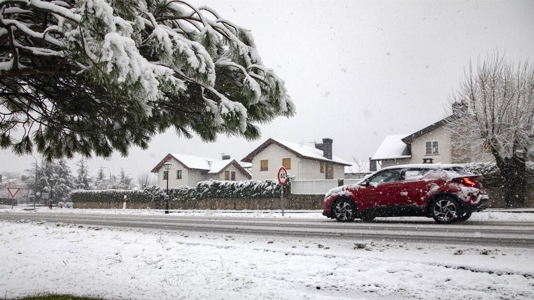 La nieve provoca importantes complicaciones en la M-601 en Navacerrada y activa el nivel 1 de precaución en Madrid