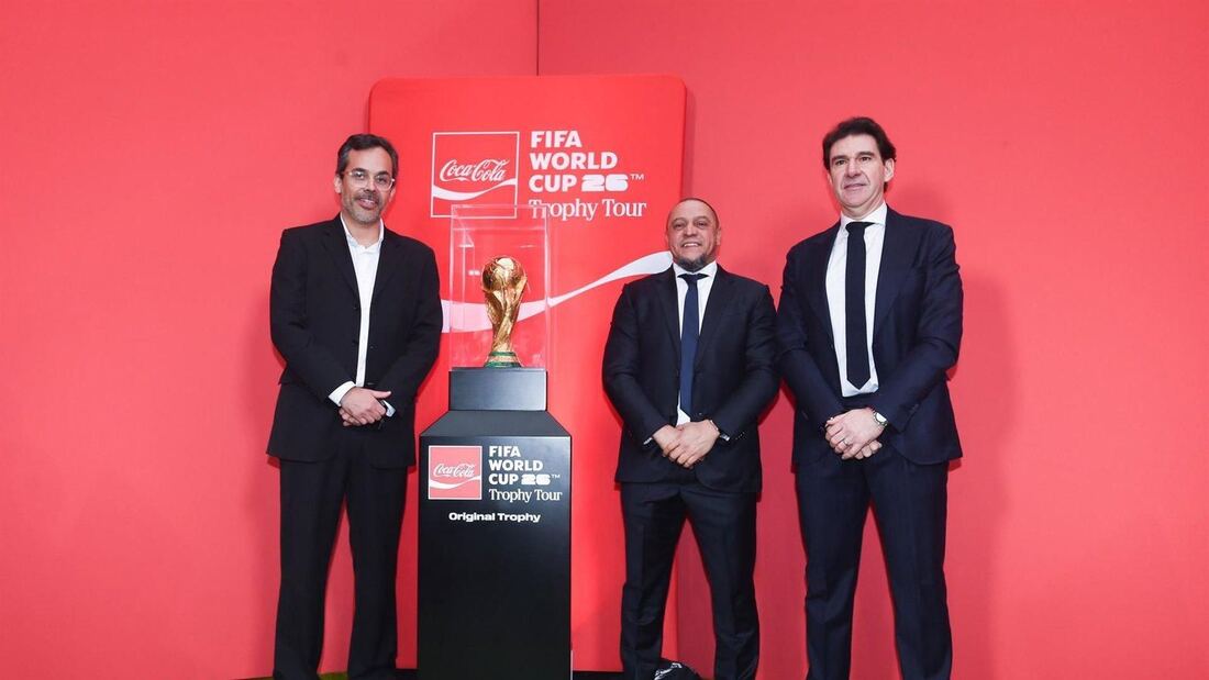 El trofeo del Mundial 2026 llega al Bernabéu con Karanka y Roberto Carlos