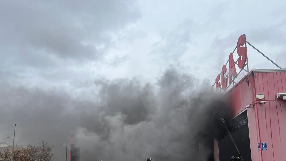 Un incendio en un bazar de Vallecas provoca una gran columna de humo negro