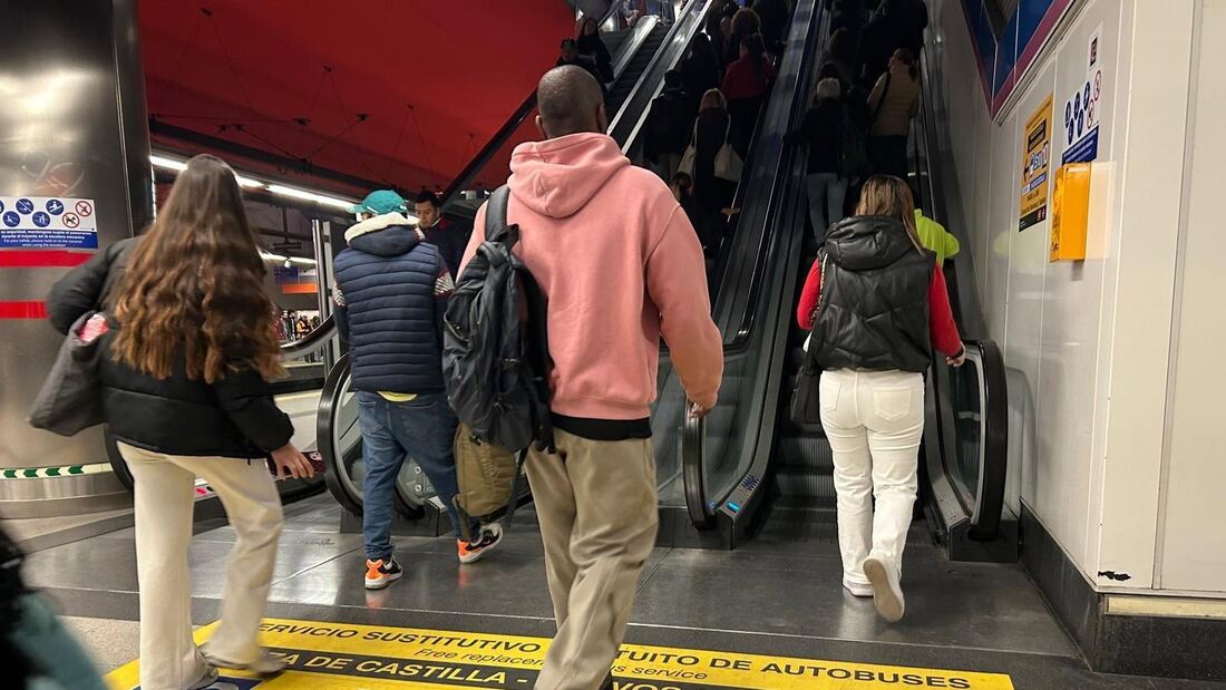 Caos y desconcierto tras el cierre de la Línea 10 de Metro por las obras en la estación de Bernabéu