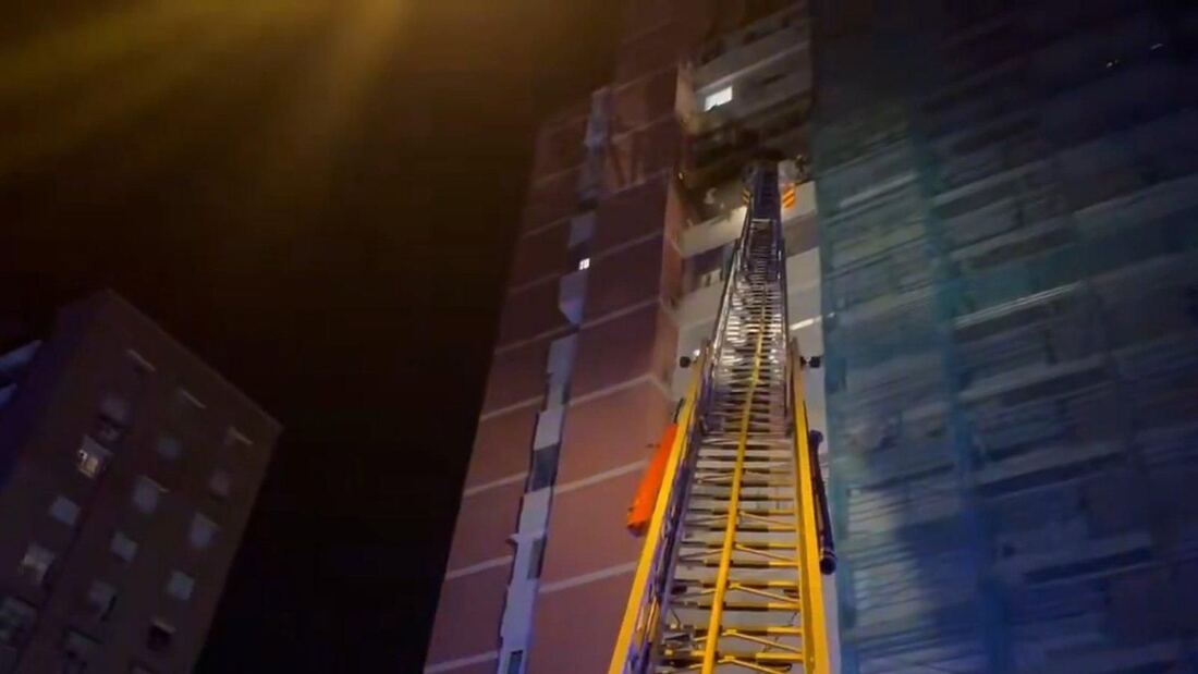 Rescatada una mujer de 80 años tras un incendio en su vivienda de Ciudad Lineal