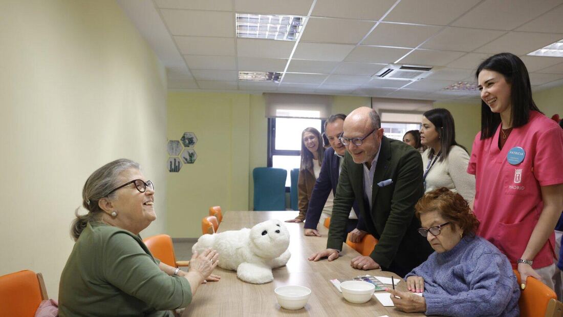 Madrid incorpora el robot terapéutico Nuka a sus centros de día para mayores con deterioro cognitivo