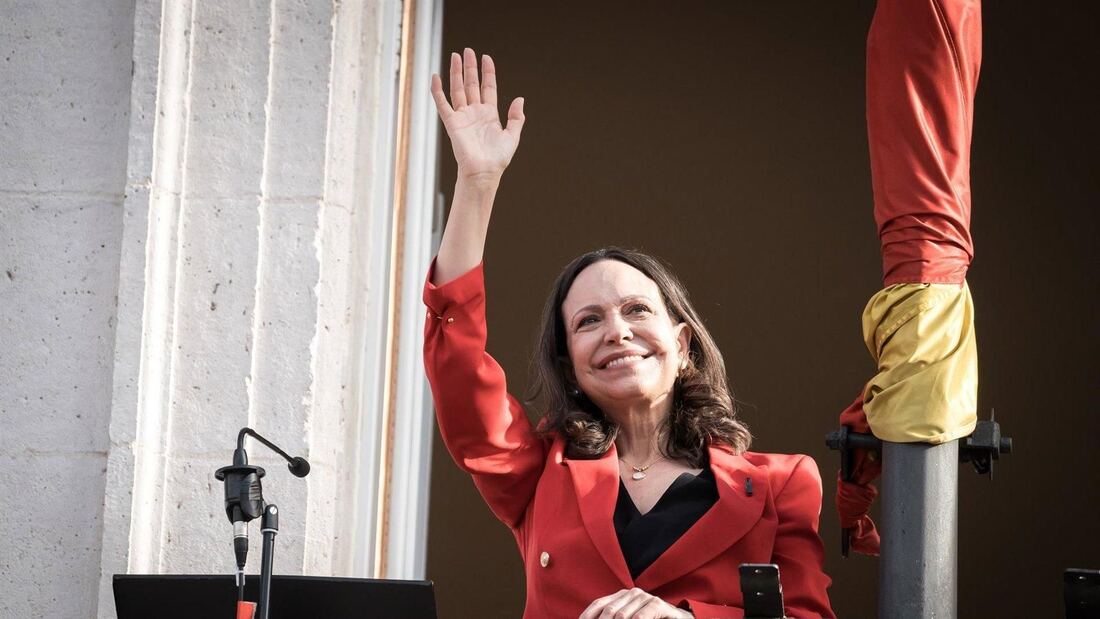 Miles de venezolanos llenan Sol para recibir a María Corina Machado tras su acto con Ayuso