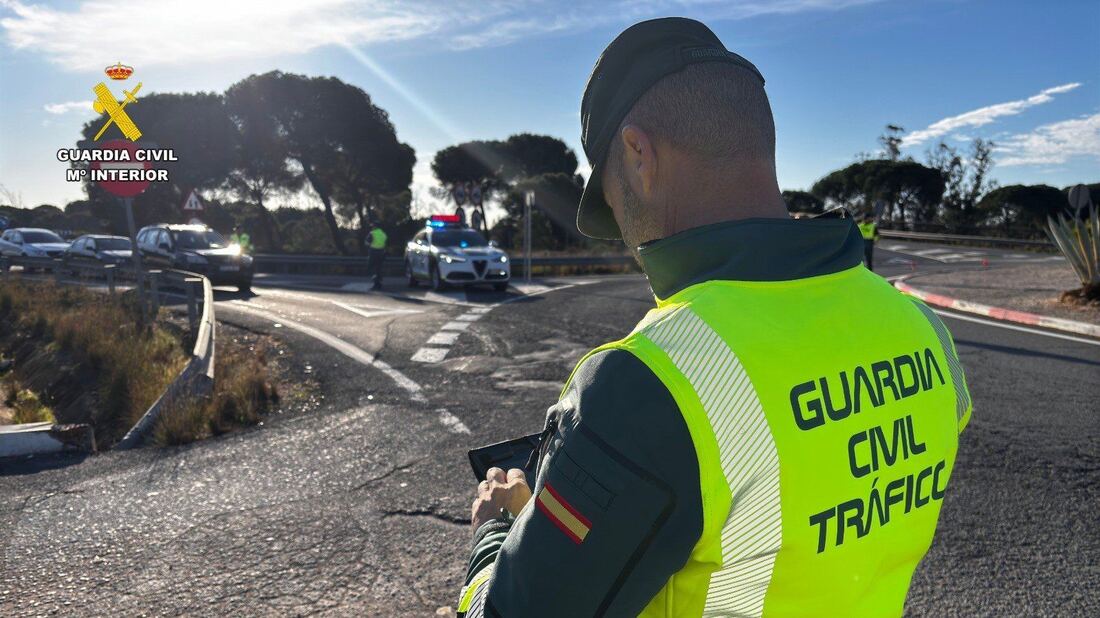 Guardias Civiles de Tráfico auxilian a una persona mayor desorientada en la A-42 a la altura de Parla
