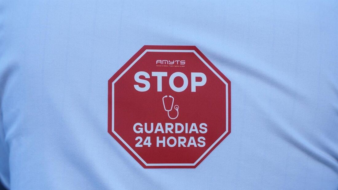 Los médicos vuelven a exigir la dimisión de Mónica García: "ha perdido el norte"
