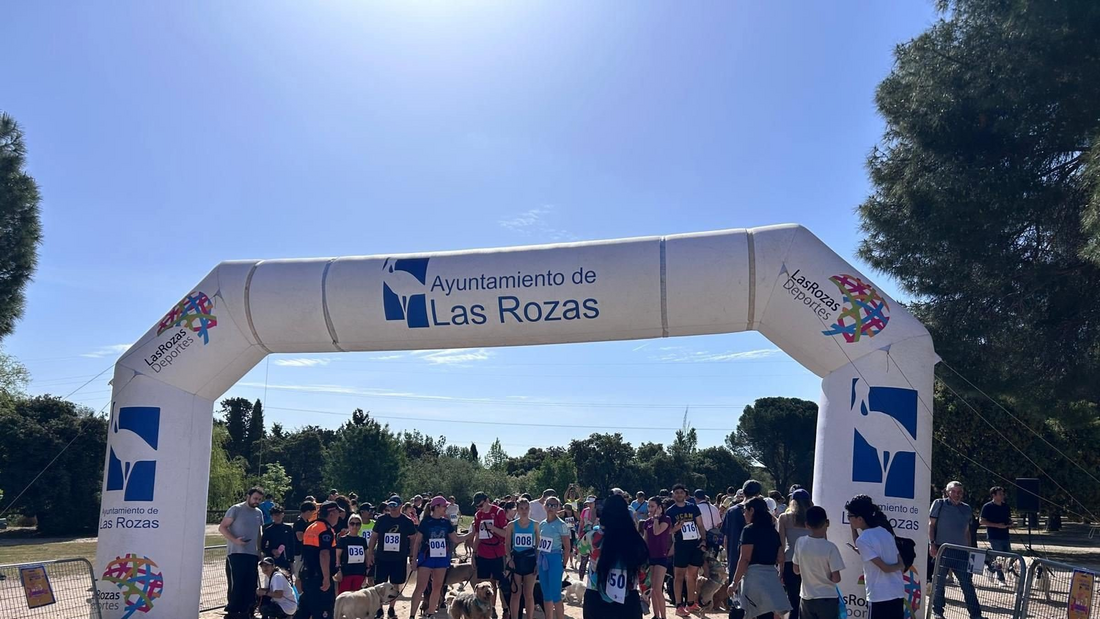 Más de 120 vecinos de Las Rozas participaron en la III edición del CaniCross en la Dehesa de Navalcarbón