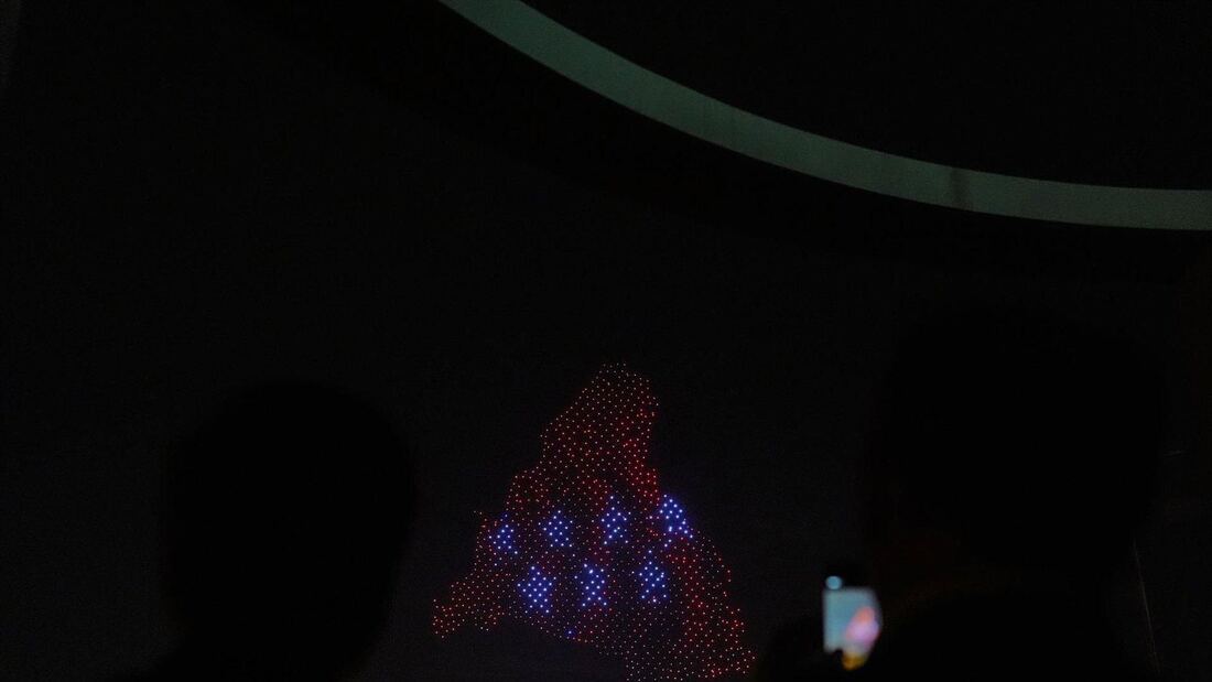 Un millar de drones ilumina Madrid con un espectáculo histórico por el Dos de Mayo