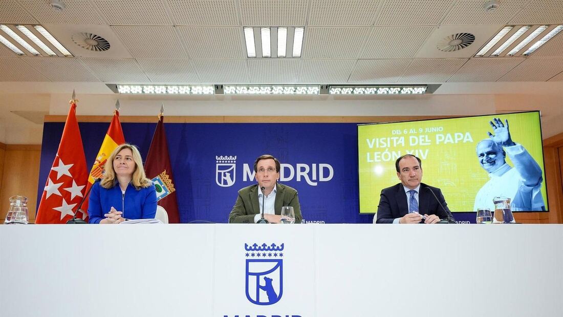 Almeida ironiza con ver a Sánchez "vestido de monaguillo" en la visita del Papa