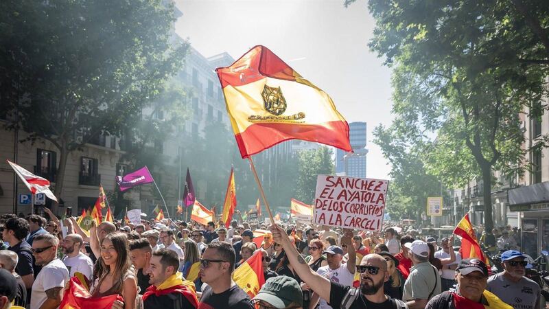 Unas 40.000 personas marchan en Madrid para pedir la dimisión de Sánchez