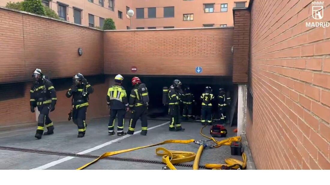 Los bomberos controlan el incendio en el garaje de una urbanización de Las Tablas