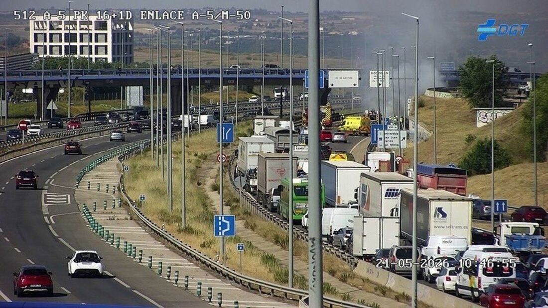 Un coche arde en la A-5 a la altura de Móstoles tras choque entre tres vehículos