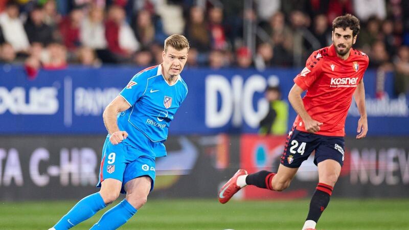 El Atlético gana a Osasuna y sigue la estela del Villarreal