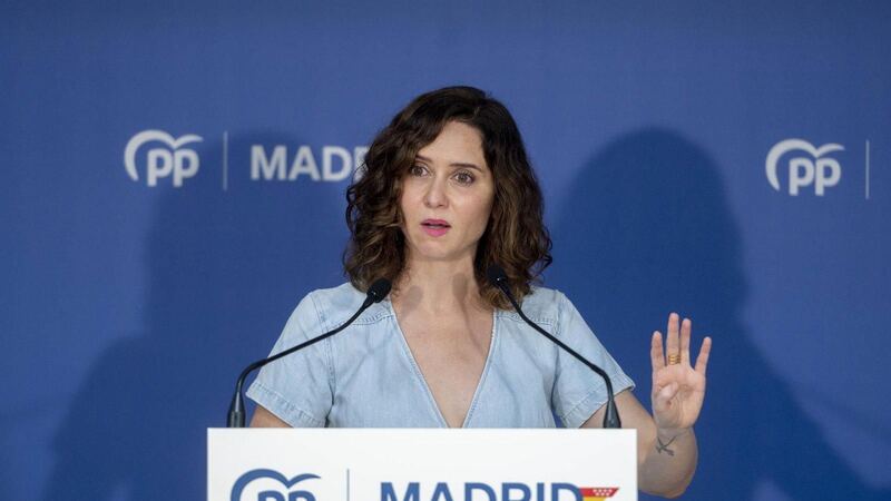 Ayuso dice que Sánchez resiste en La Moncloa contra las urnas