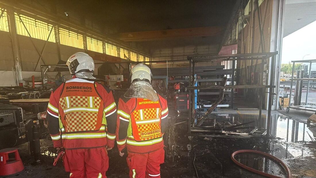 Siete dotaciones de bomberos apagan un fuego en una nave industrial de Loeches