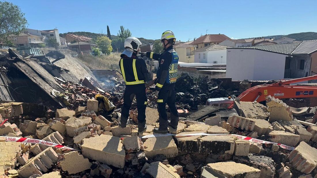 Los Bomberos rematan el incendio que derribó tres viviendas en Morata de Tajuña