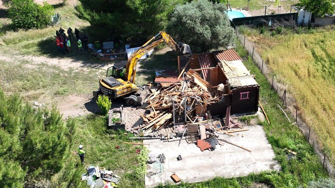 Madrid derriba dos edificaciones ilegales en suelo protegido de Chinchón