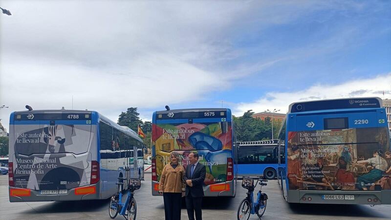 La EMT lleva obras de museos a autobuses, bicis y marquesinas