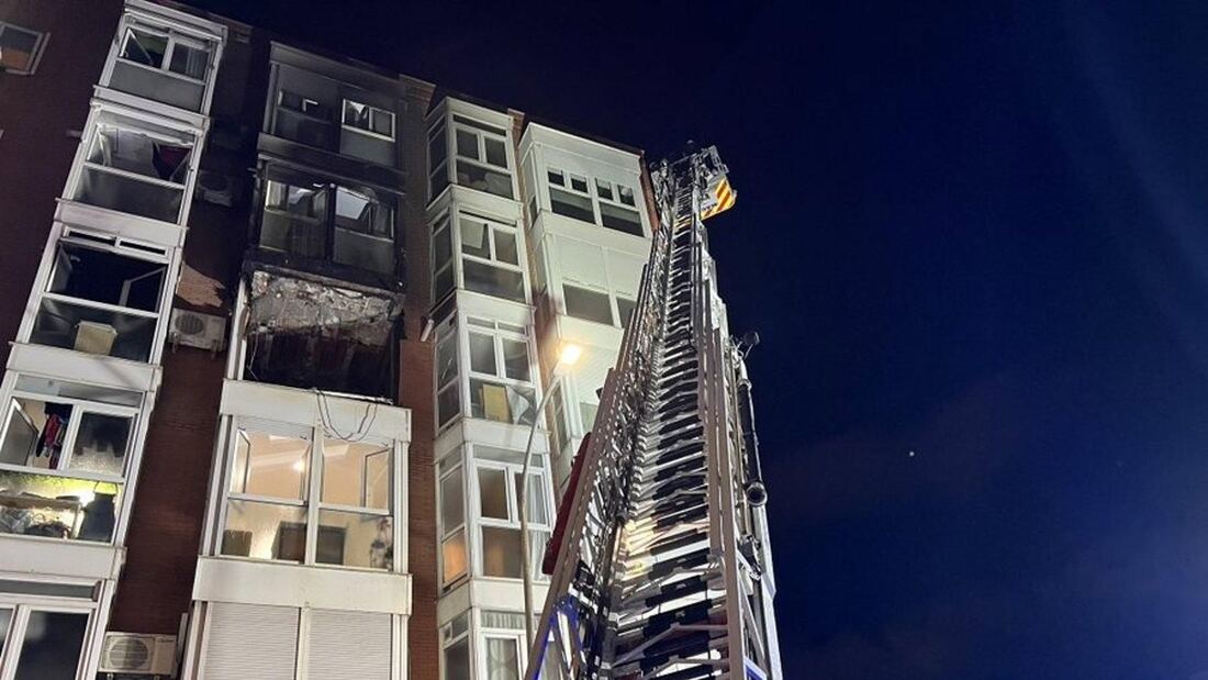 Los bomberos de Madrid sofocan un incendio en un piso de Ciudad Lineal
