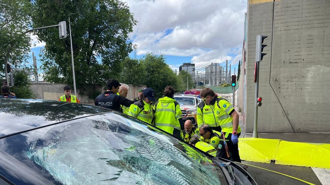 Un motorista grave tras chocar con un VTC en Puente de Vallecas