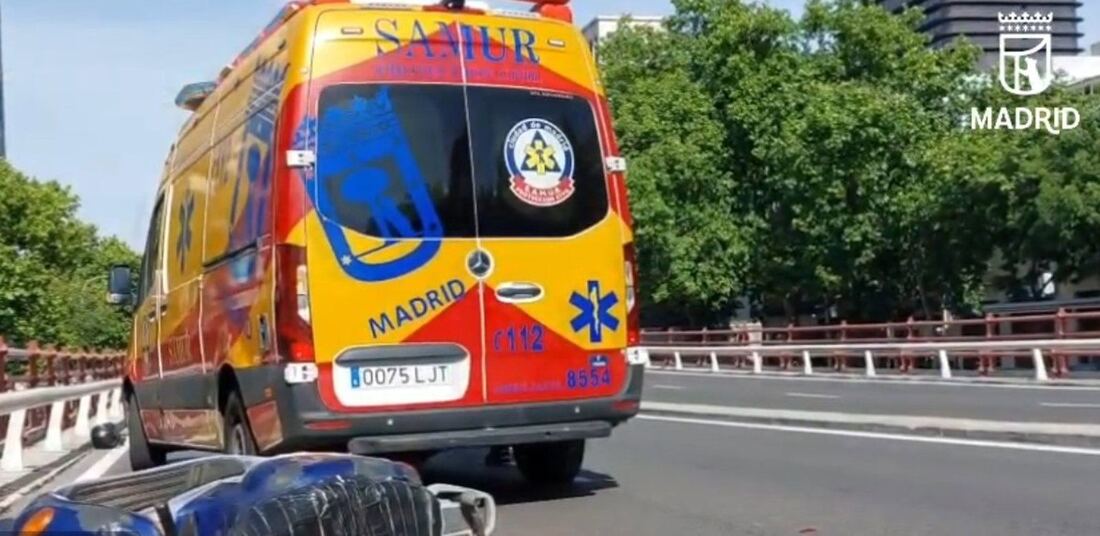 Un motorista grave tras un choque lateral con un coche en Madrid