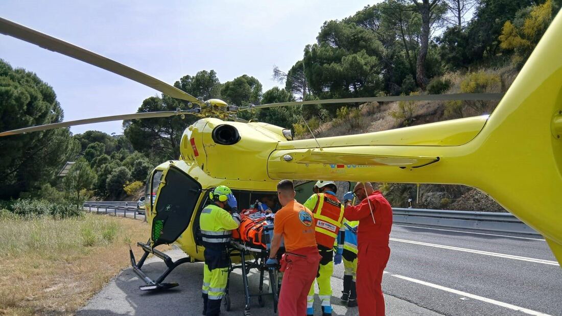 Un motorista, herido grave tras caer por un terraplén en Navas del Rey