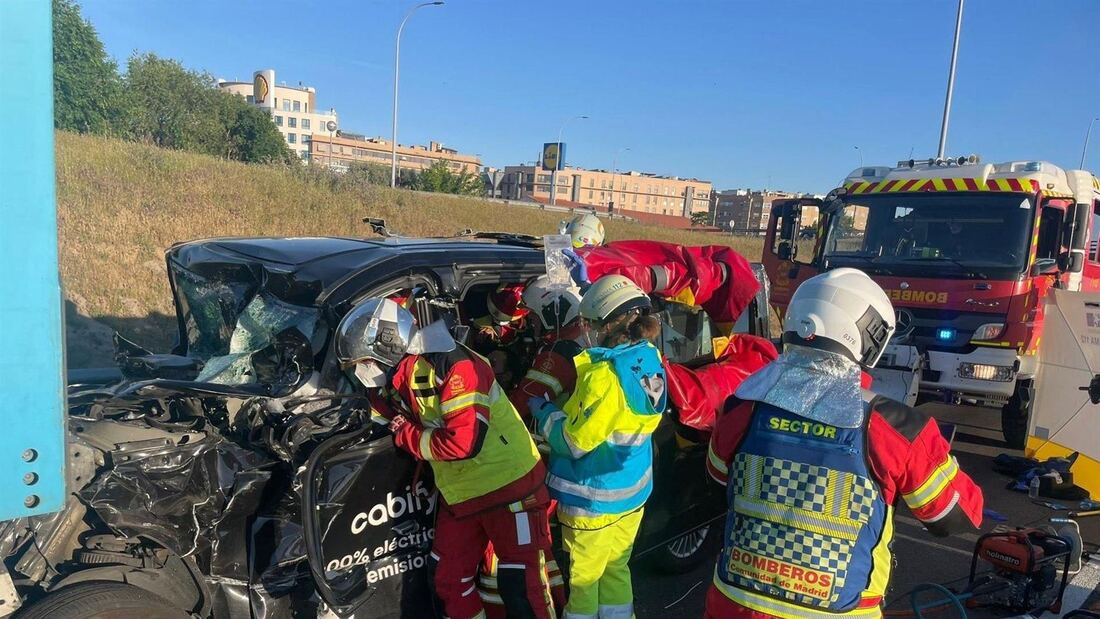 Un conductor de 30 años grave tras un choque con camión en Parla