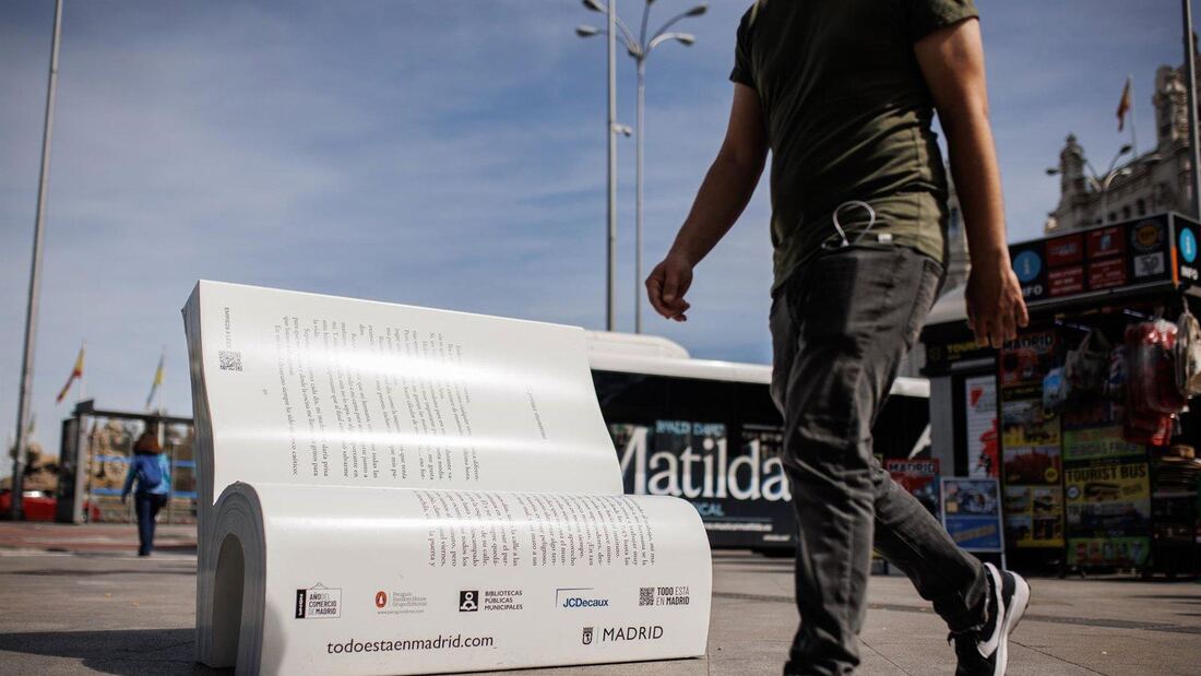 Madrid llena sus calles de bancos literarios con 26 libros gigantes