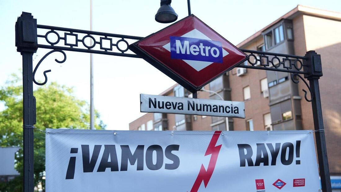 Metro de Madrid se viste de franjirrojo para animar al Rayo en su final europea