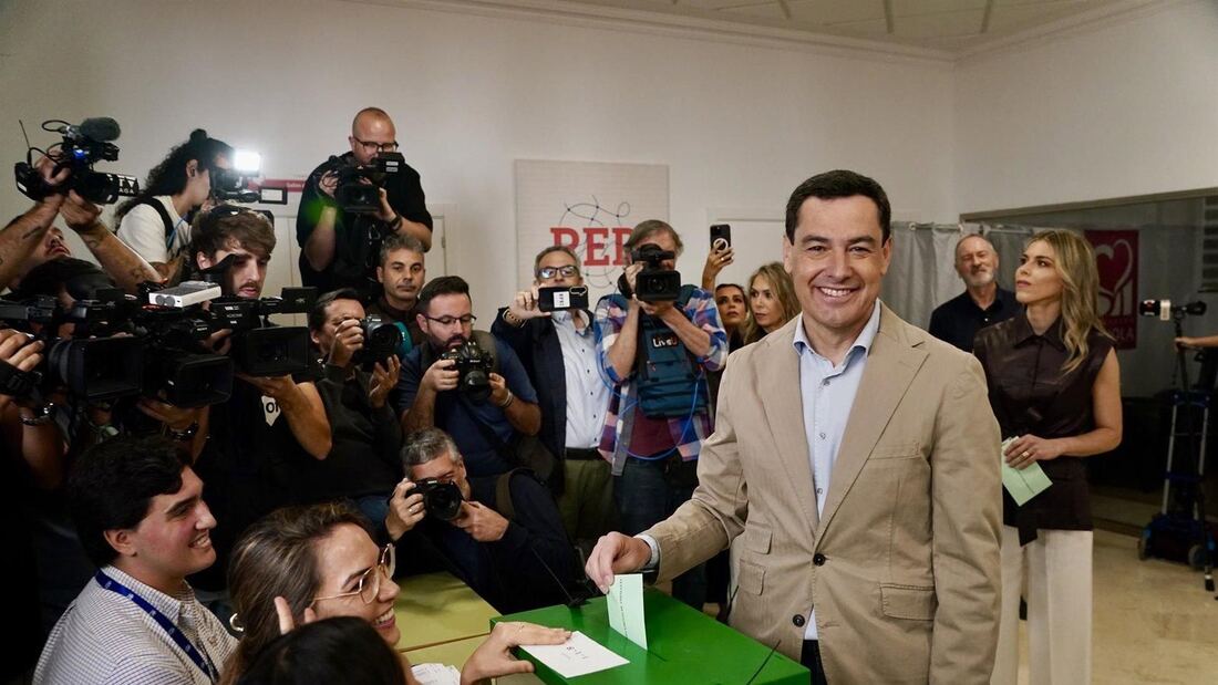 Juanma Moreno vota en Málaga con "muy buenas sensaciones"