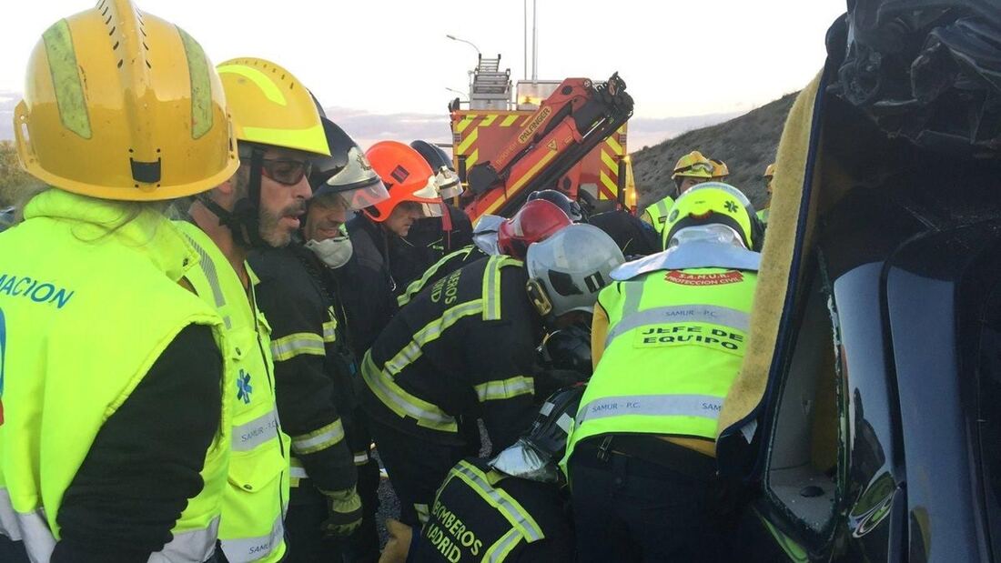 Muere un conductor al arder su camión de basura tras un accidente en la A-3