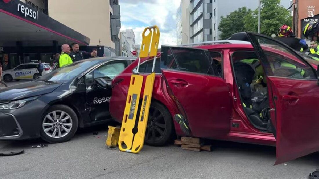 Ocho heridos en un accidente entre un VTC, un turismo y un coche policial en San Blas