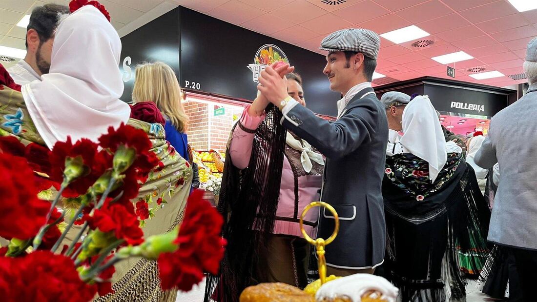 Las rosquillas de San Isidro llenan de chotis el Mercado de Tetuán