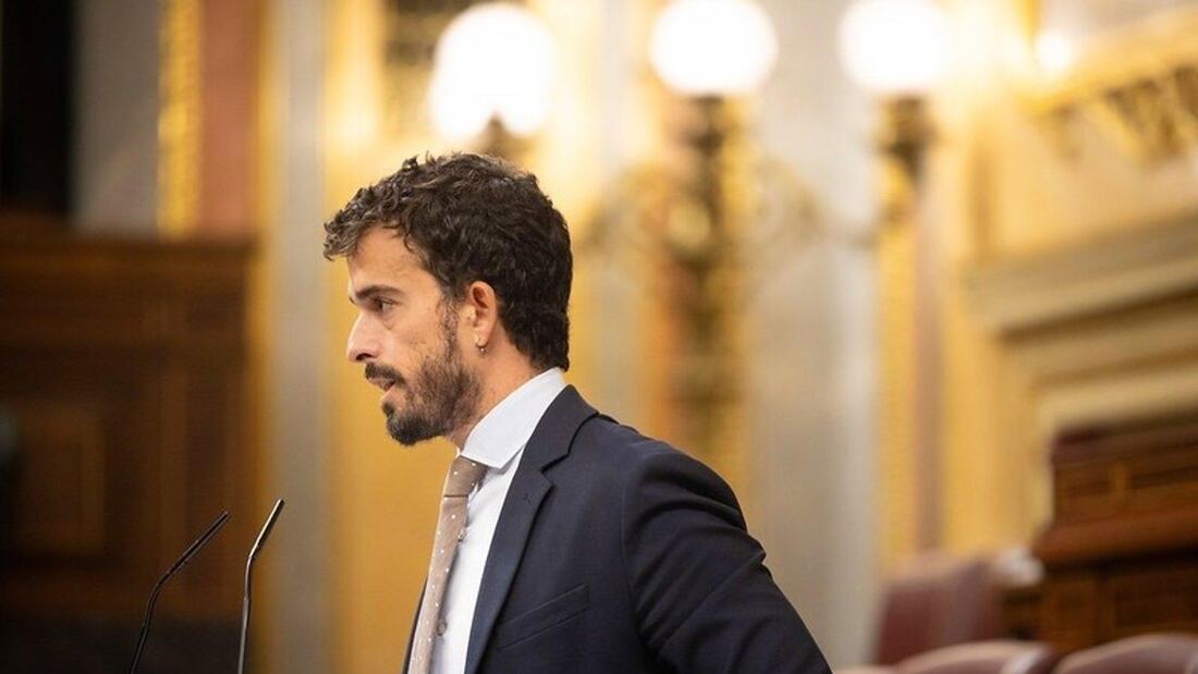 Vox exige "prioridad nacional" a Moreno si necesita sus votos en Andalucía