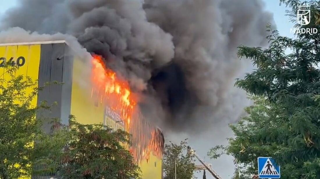 Hasta 15 dotaciones de bomberos trabajan en extinguir un incendio en Villaverde
