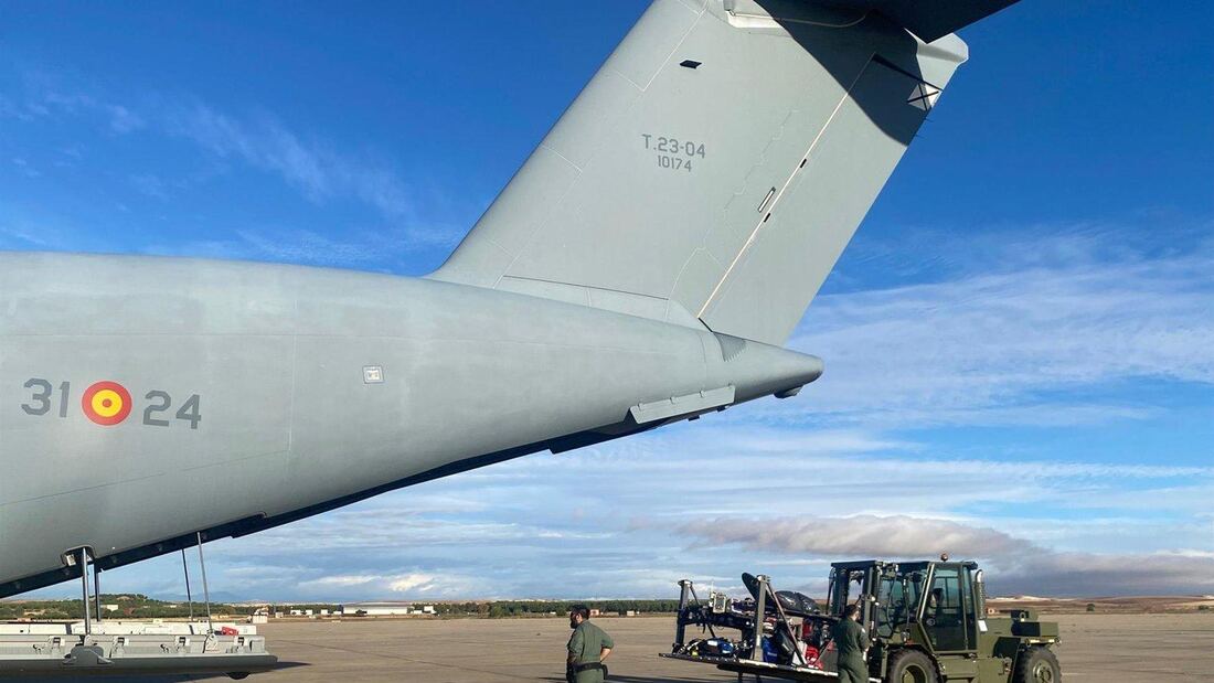 El primer vuelo con 76 españoles repatriados desde Venezuela aterriza en Torrejón