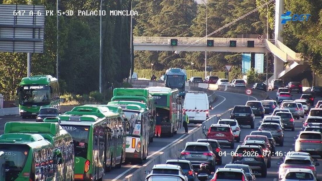 Un autobús averiado en la A-6 complica la llegada a la PAU en Ciudad Universitaria