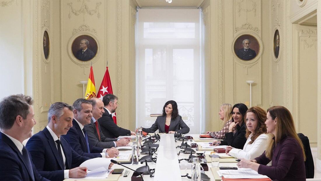 Ayuso reúne a su Gobierno en La Casita para tratar el uso de IA